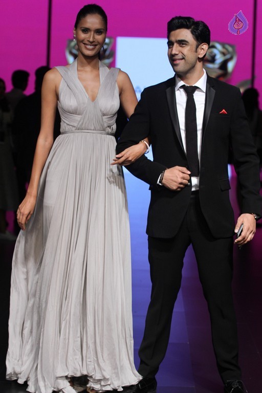 Celebrities at LFW Winter Festive 2016 - 28 / 42 photos