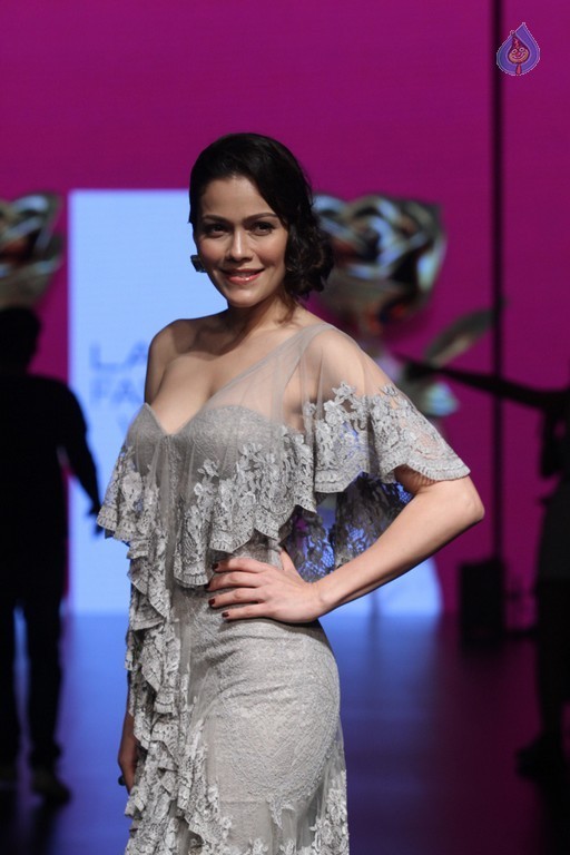 Celebrities at LFW Winter Festive 2016 - 35 / 42 photos