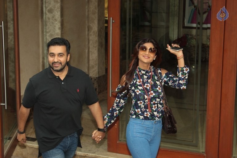 Celebrities at Meet Sanjay Dutt Home - 14 / 42 photos