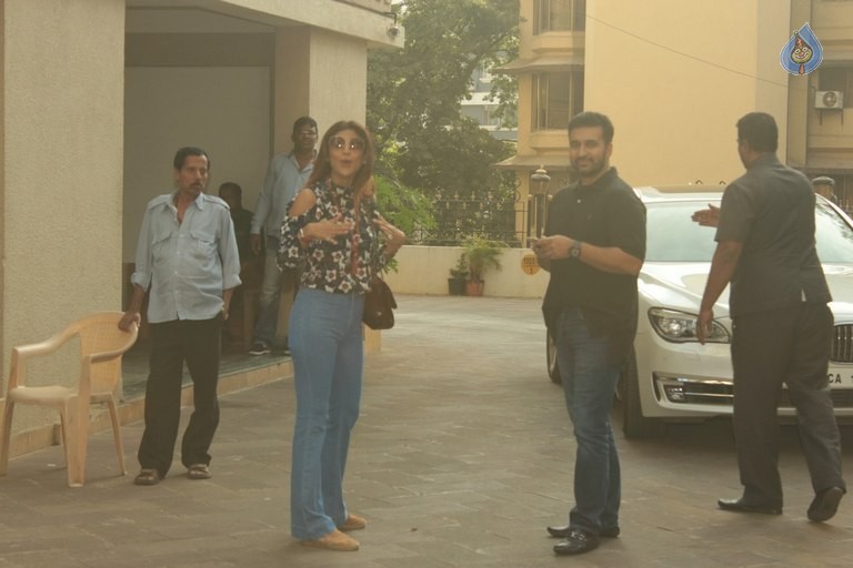 Celebrities at Meet Sanjay Dutt Home - 36 / 42 photos