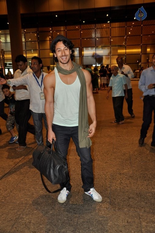 Celebrities at Mumbai Airport  - 16 / 20 photos
