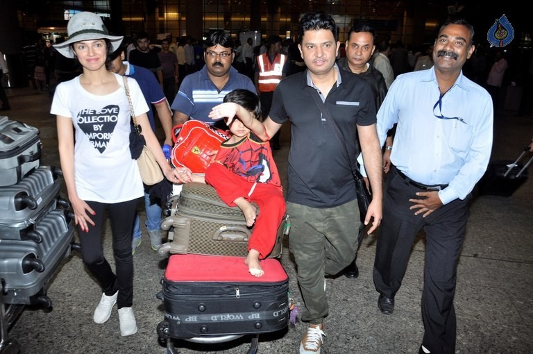 Celebrities at Mumbai Airport - 10 / 34 photos