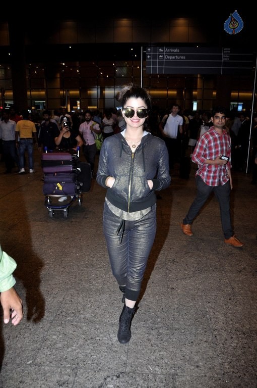 Celebrities at Mumbai Airport - 11 / 34 photos