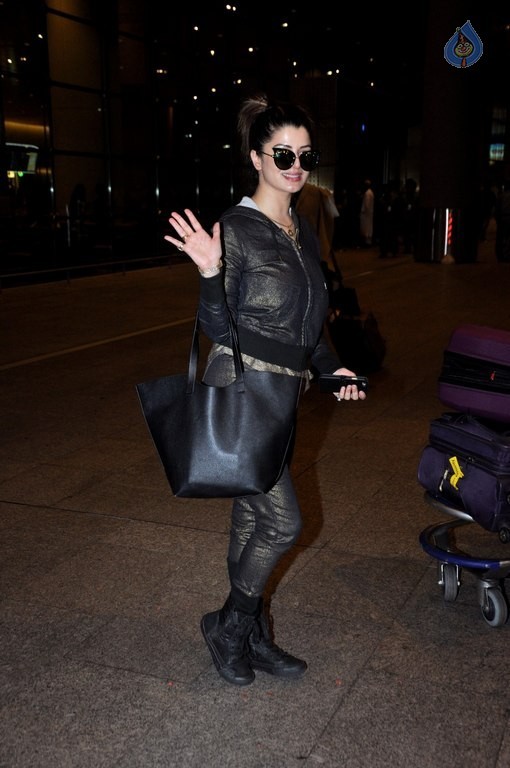 Celebrities at Mumbai Airport - 20 / 34 photos
