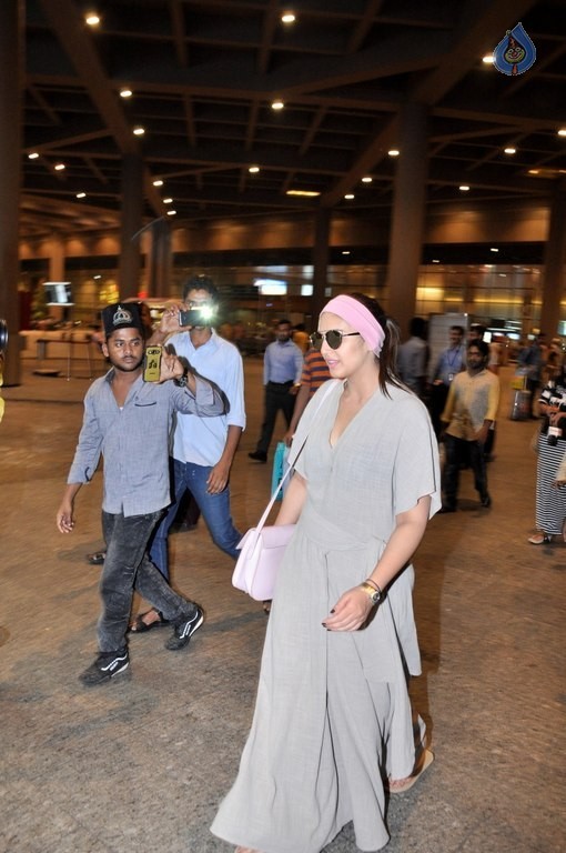 Celebrities at Mumbai Airport - 21 / 34 photos