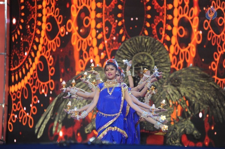 Celebrities at Mumbai Police Melawa Umang 2016 - 9 / 111 photos