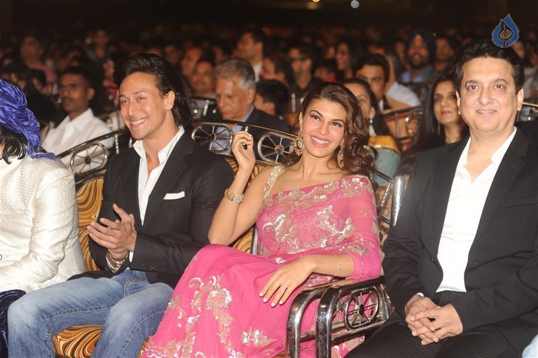 Celebrities at Mumbai Police Melawa Umang 2016 - 32 / 111 photos