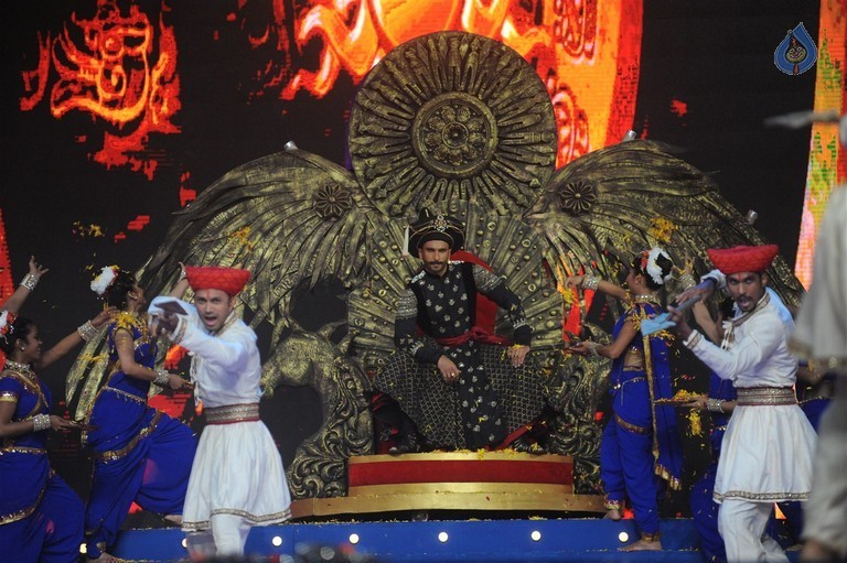 Celebrities at Mumbai Police Melawa Umang 2016 - 35 / 111 photos