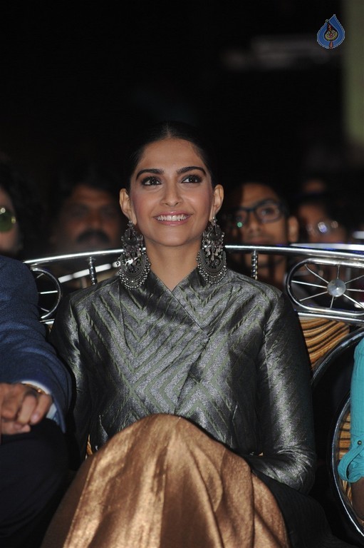 Celebrities at Mumbai Police Melawa Umang 2016 - 37 / 111 photos