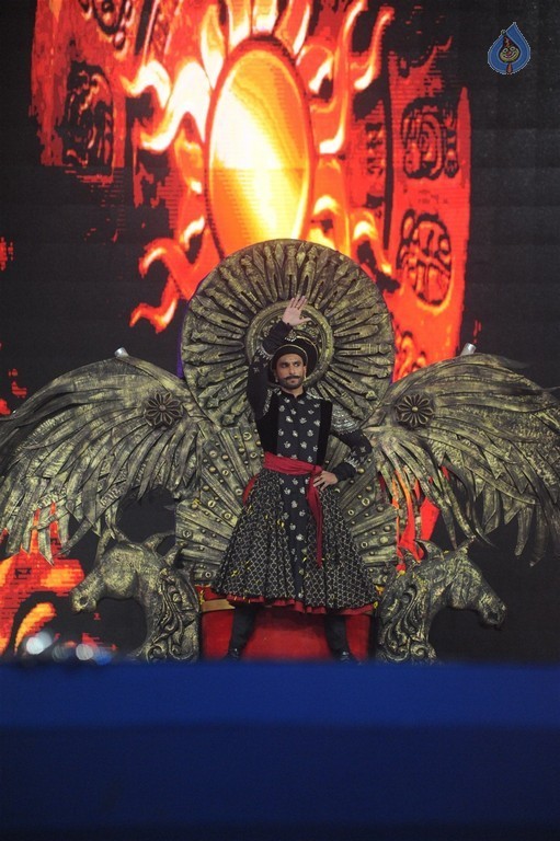 Celebrities at Mumbai Police Melawa Umang 2016 - 39 / 111 photos