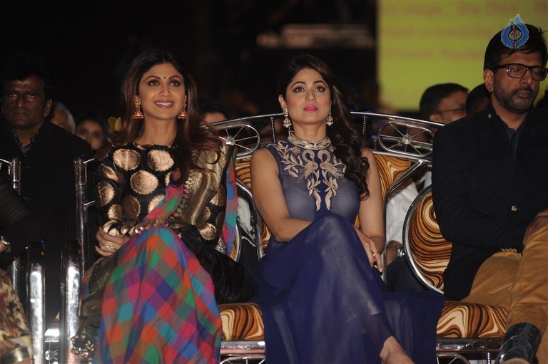 Celebrities at Mumbai Police Melawa Umang 2016 - 54 / 111 photos