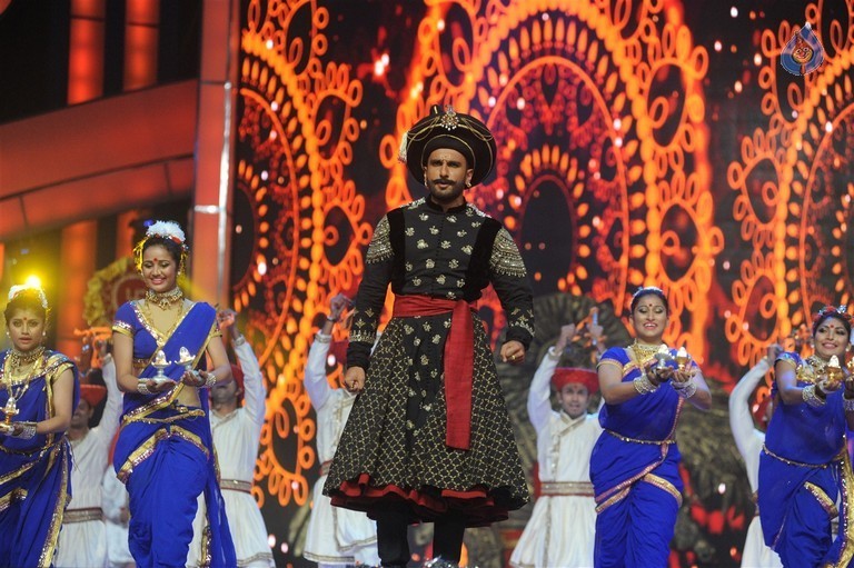 Celebrities at Mumbai Police Melawa Umang 2016 - 55 / 111 photos