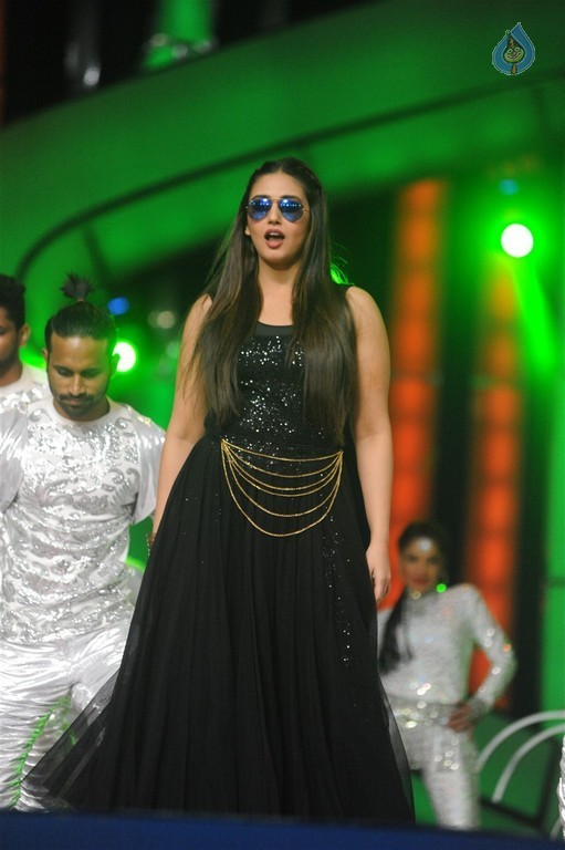 Celebrities at Mumbai Police Melawa Umang 2016 - 57 / 111 photos