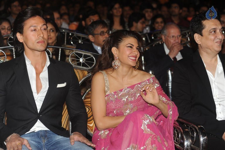 Celebrities at Mumbai Police Melawa Umang 2016 - 66 / 111 photos