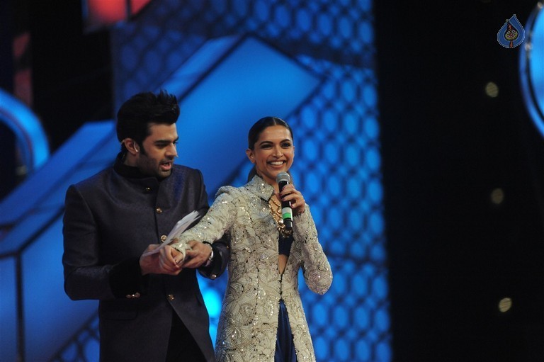 Celebrities at Mumbai Police Melawa Umang 2016 - 75 / 111 photos