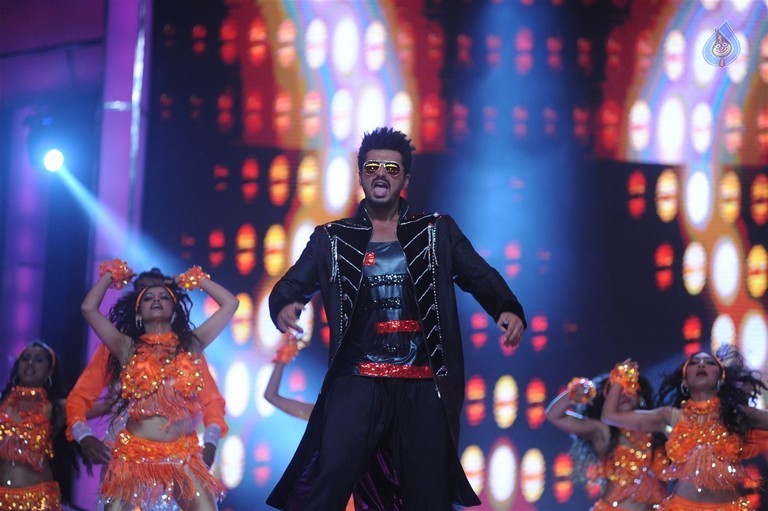 Celebrities at Mumbai Police Melawa Umang 2016 - 102 / 111 photos