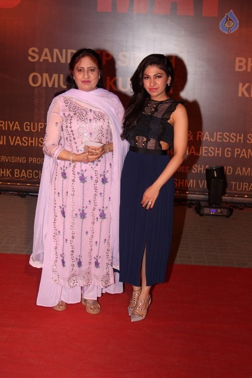 Celebrities at Red Carpet of Film Sarabjit - 58 / 77 photos