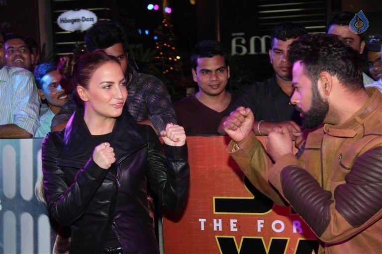 Celebrities at Star Wars The Force Awakens Premiere - 2 / 35 photos