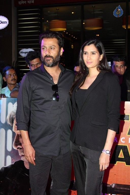 Celebrities at Star Wars The Force Awakens Premiere - 33 / 35 photos