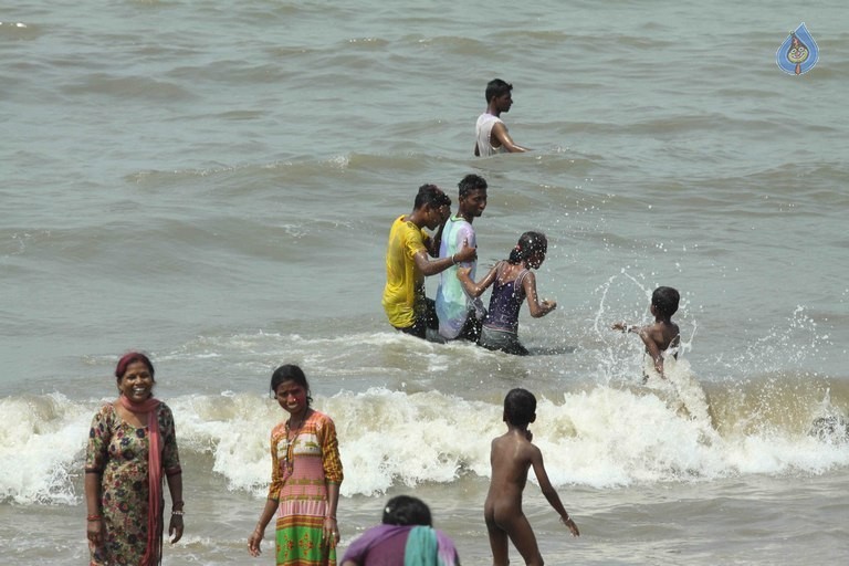 Celebrities at ZOOM Holi 2016 - 7 / 65 photos