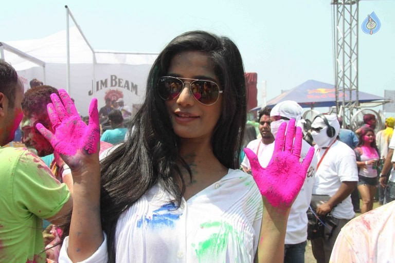 Celebrities at ZOOM Holi 2016 - 45 / 65 photos