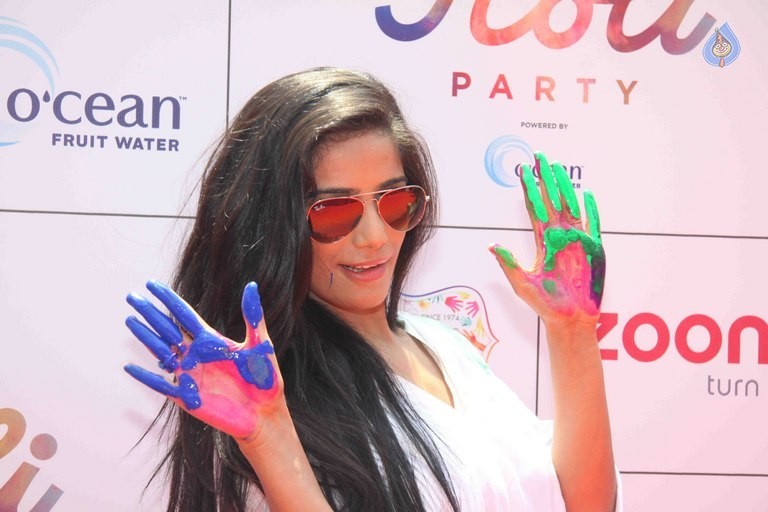 Celebrities at ZOOM Holi 2016 - 49 / 65 photos