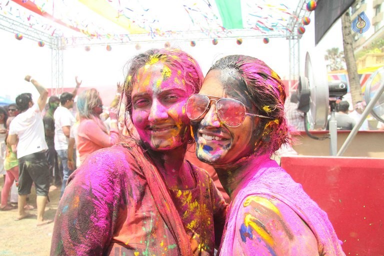 Celebrities at ZOOM Holi 2016 - 51 / 65 photos