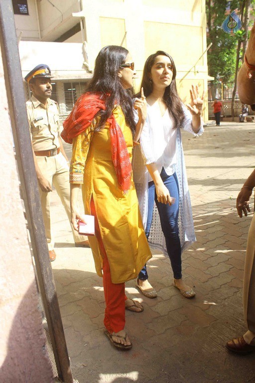 Celebrities Cast Their Vote in BMC Election 2017 - 6 / 54 photos