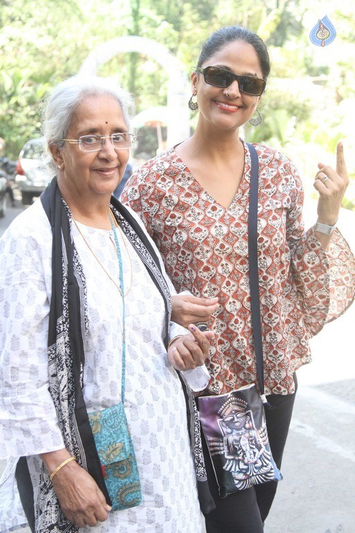 Celebrities Cast Their Vote in BMC Election 2017 - 9 / 54 photos