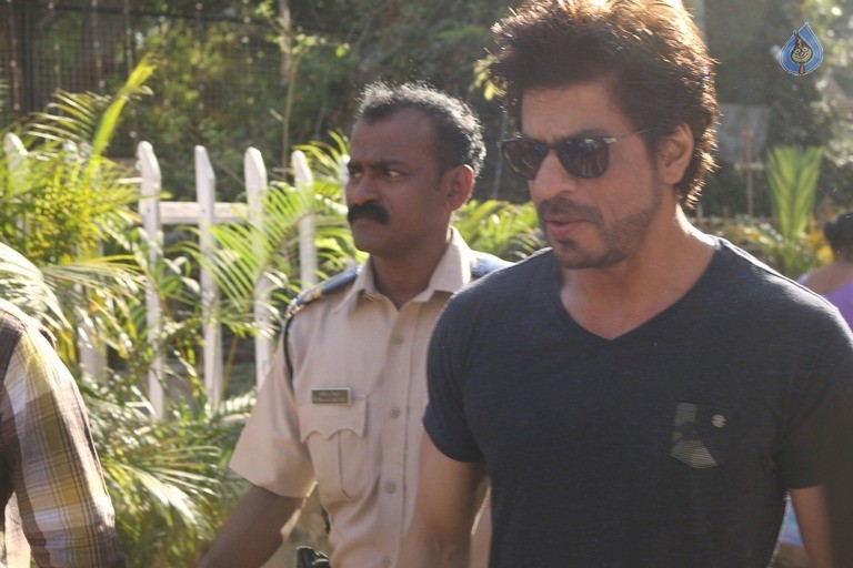 Celebrities Cast Their Vote in BMC Election 2017 - 10 / 54 photos