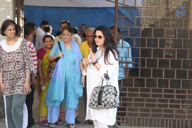 Celebrities Cast Their Vote in BMC Election 2017 - 12 / 54 photos