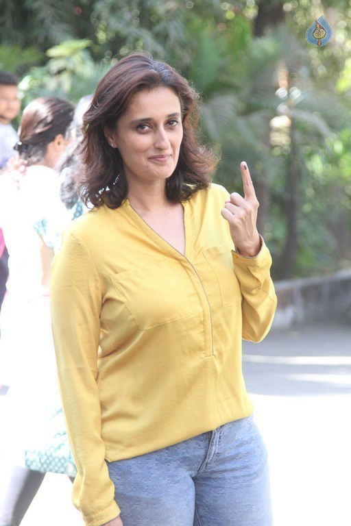 Celebrities Cast Their Vote in BMC Election 2017 - 15 / 54 photos