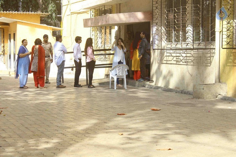 Celebrities Cast Their Vote in BMC Election 2017 - 16 / 54 photos