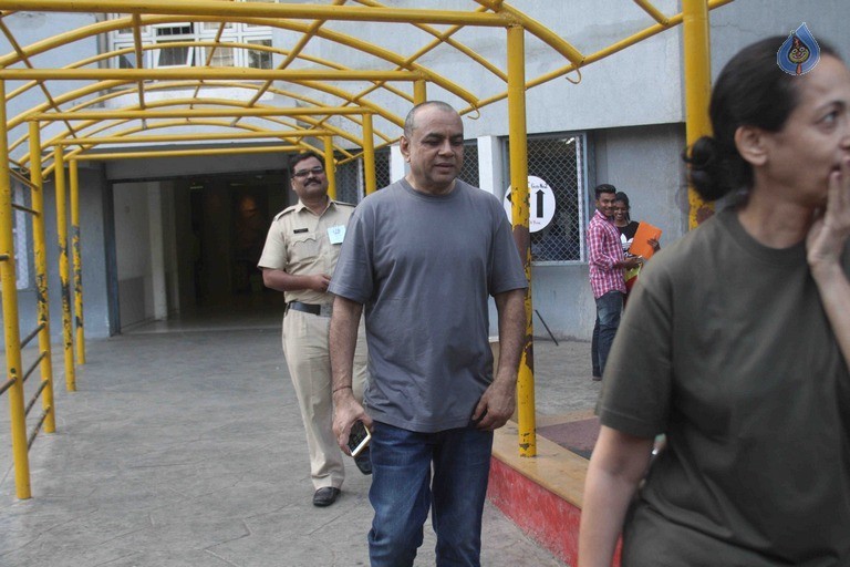 Celebrities Cast Their Vote in BMC Election 2017 - 19 / 54 photos