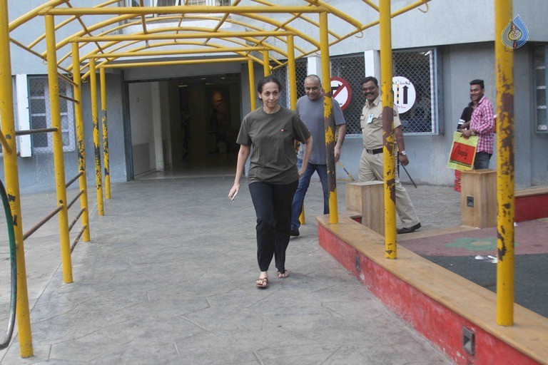 Celebrities Cast Their Vote in BMC Election 2017 - 20 / 54 photos