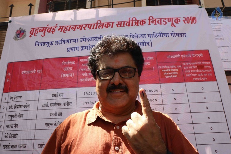 Celebrities Cast Their Vote in BMC Election 2017 - 21 / 54 photos