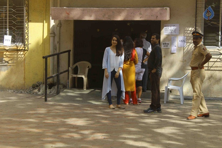 Celebrities Cast Their Vote in BMC Election 2017 - 22 / 54 photos