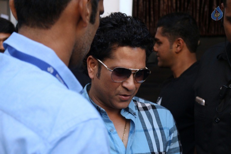 Celebrities Cast Their Vote in BMC Election 2017 - 24 / 54 photos