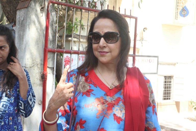 Celebrities Cast Their Vote in BMC Election 2017 - 25 / 54 photos