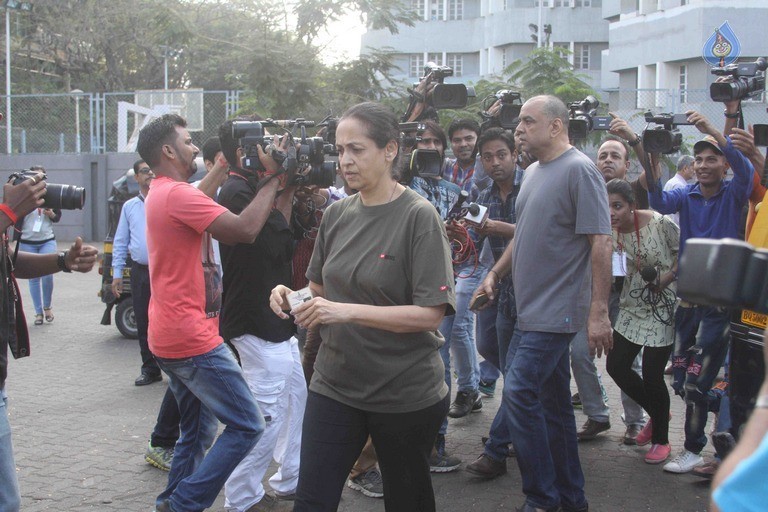 Celebrities Cast Their Vote in BMC Election 2017 - 26 / 54 photos