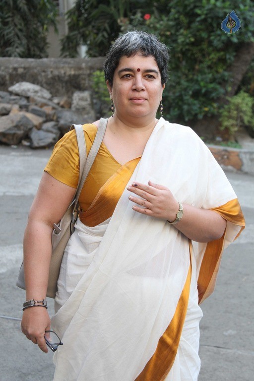 Celebrities Cast Their Vote in BMC Election 2017 - 35 / 54 photos