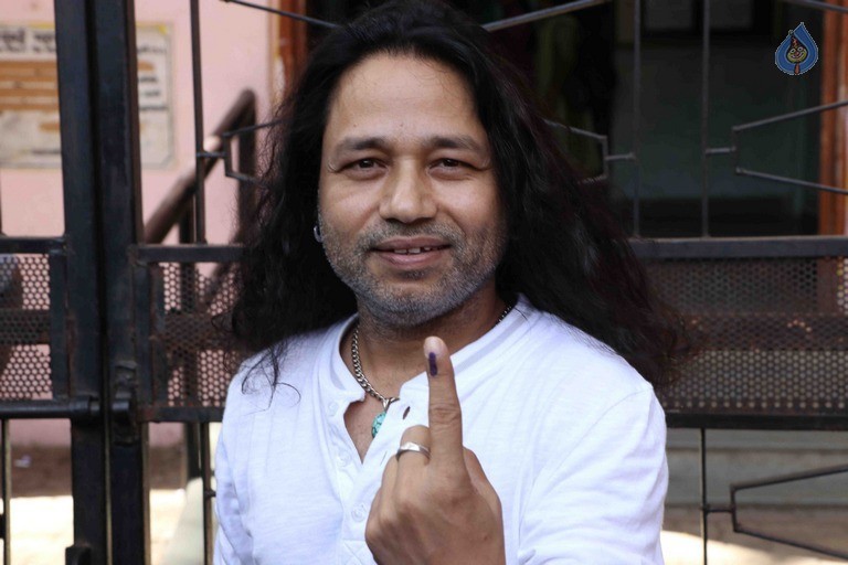 Celebrities Cast Their Vote in BMC Election 2017 - 39 / 54 photos