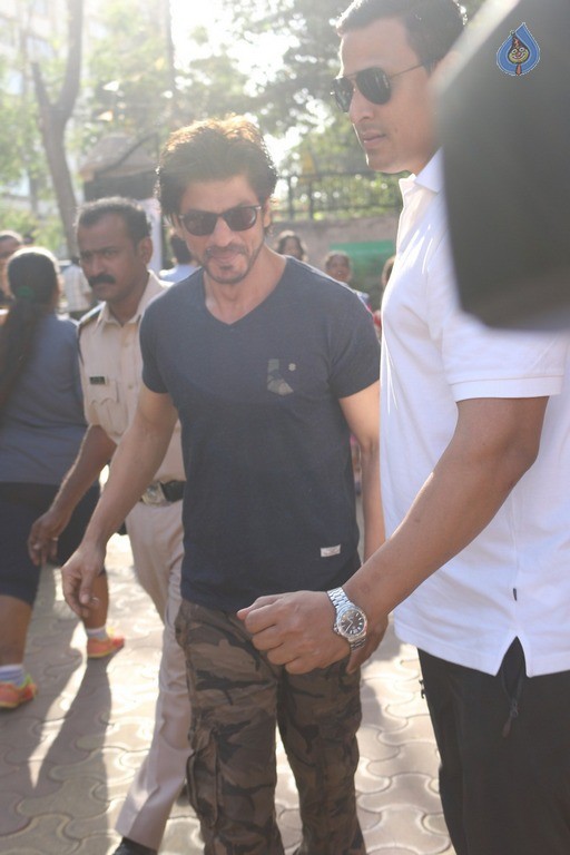 Celebrities Cast Their Vote in BMC Election 2017 - 40 / 54 photos