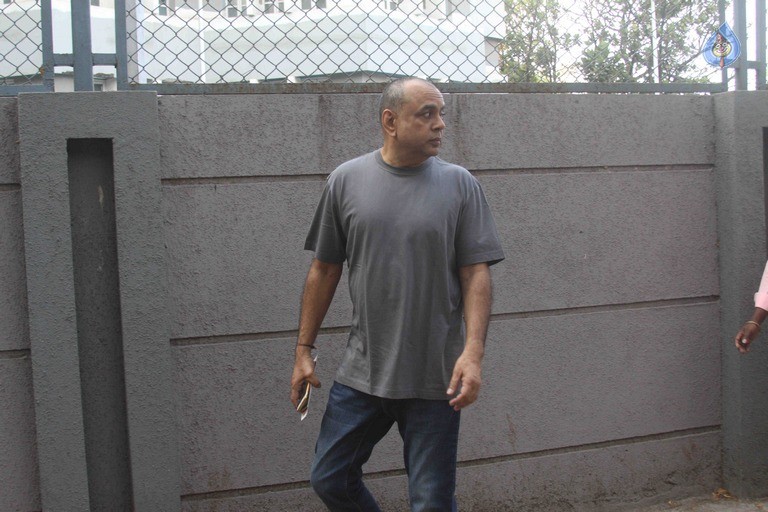 Celebrities Cast Their Vote in BMC Election 2017 - 43 / 54 photos