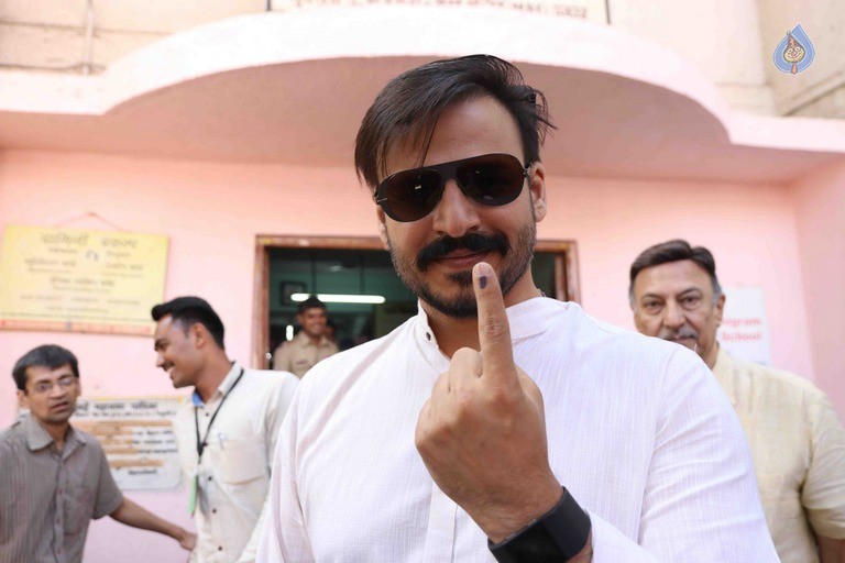 Celebrities Cast Their Vote in BMC Election 2017 - 46 / 54 photos
