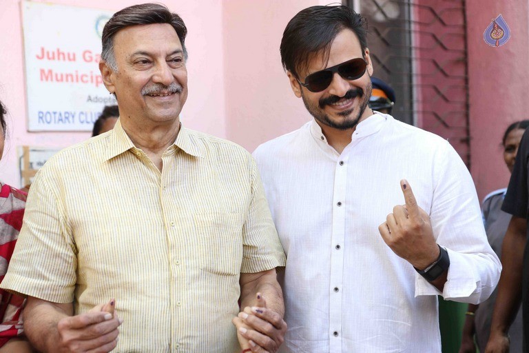 Celebrities Cast Their Vote in BMC Election 2017 - 47 / 54 photos