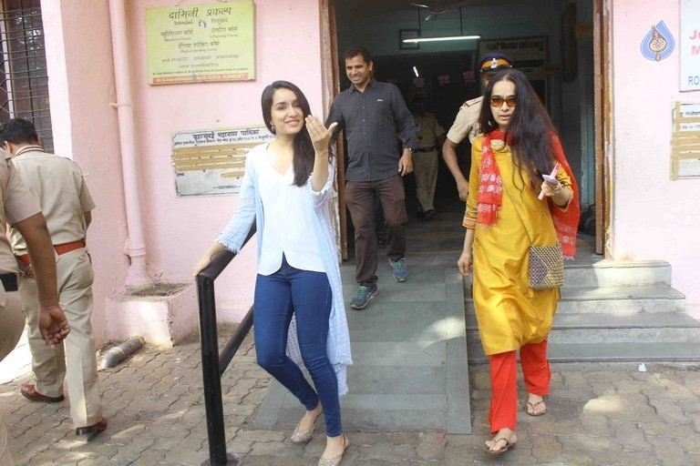 Celebrities Cast Their Vote in BMC Election 2017 - 48 / 54 photos