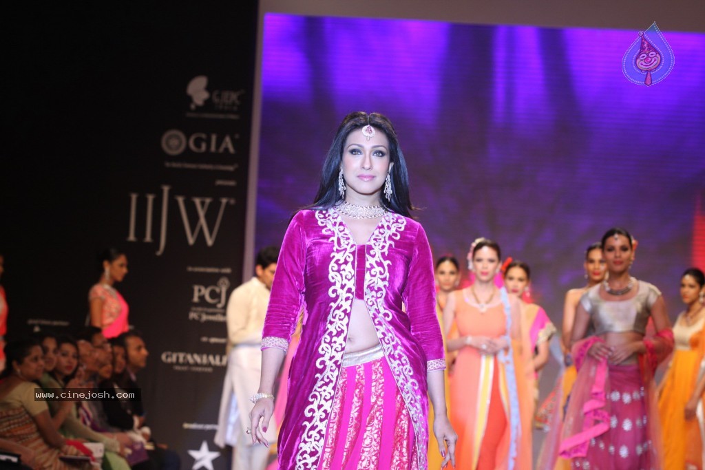 Celebrities Ramp Walk At IIJW 2013 - 51 / 90 photos
