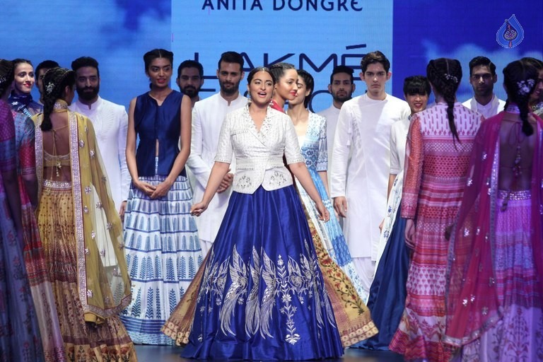 Celebrities Snapped on Day 3 of LFW Summer Resort 2016 - 9 / 57 photos