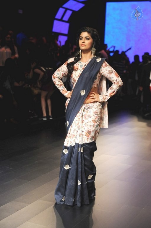 Celebrities Snapped on Day 3 of LFW Summer Resort 2016 - 12 / 57 photos